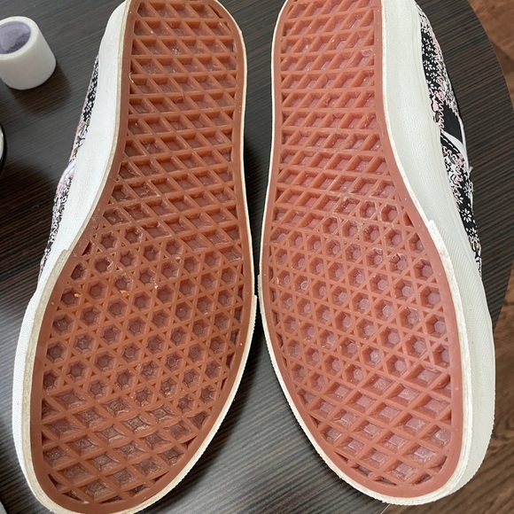 ❣️SOLD❣️Woman’s  Patchwork Floral VANS - Picture 2 of 5